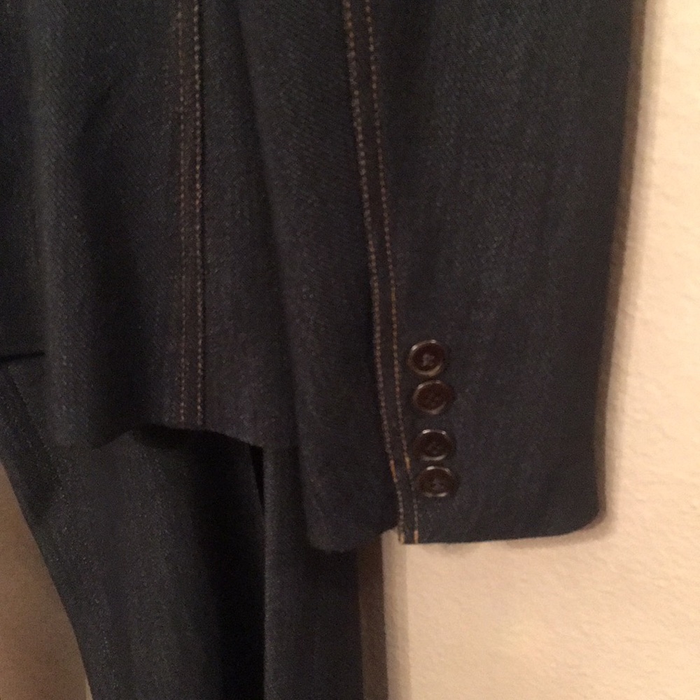 Suit - Picture 7 of 8